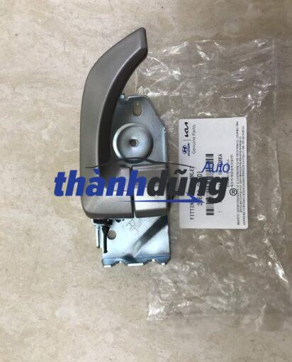 TAY MỞ CỬA TRONG PHẢI HYUNDAI HD210 | 8262026000S4