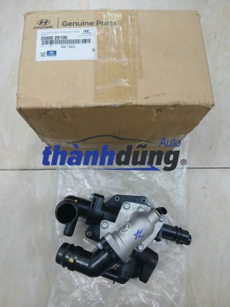 CỤM VAN HẰNG NHIỆT XE HYUNDAI SANTAFE 2024 | 256002S100